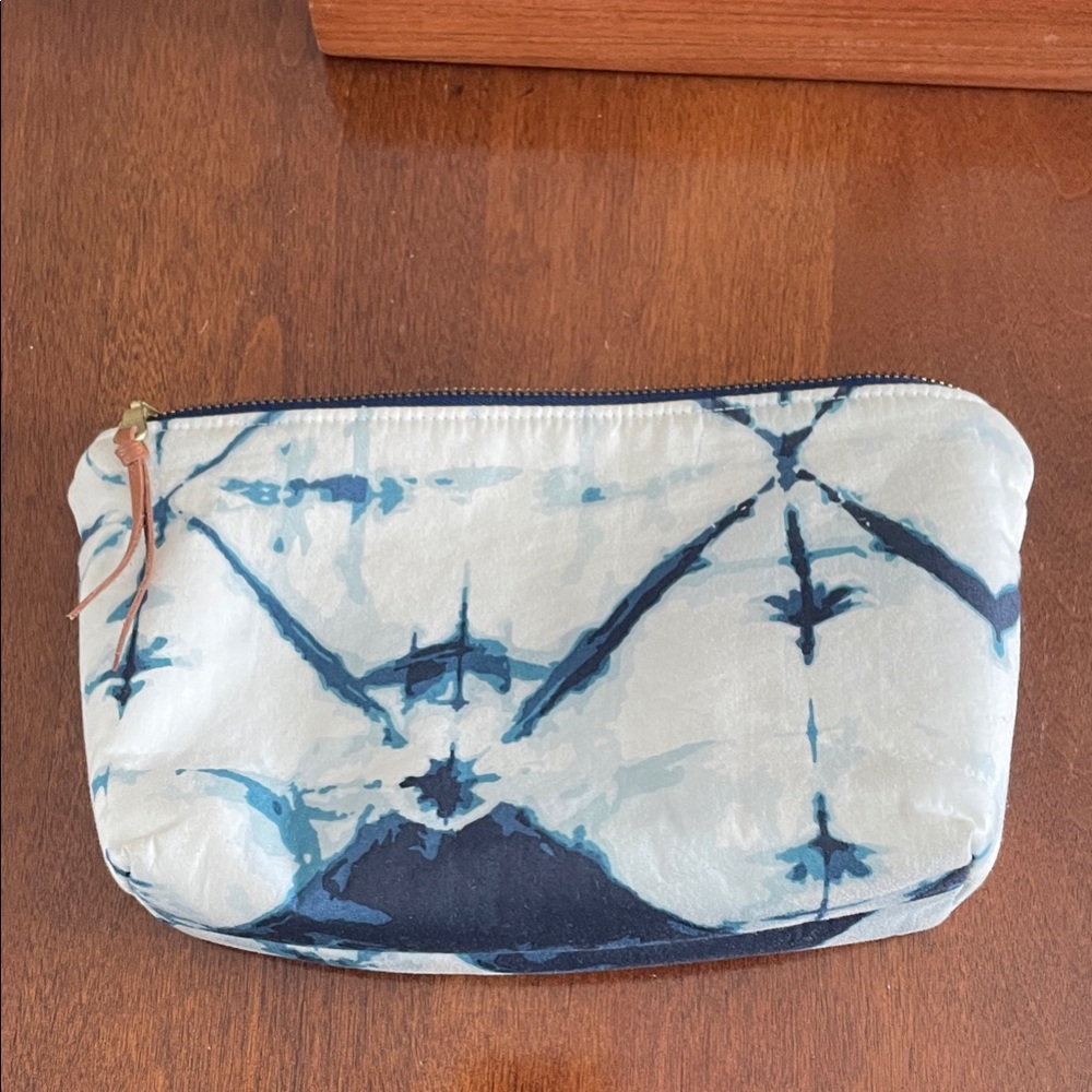 Inside has 10 pockets to put essential oils, lipsticks, balms. Quilted